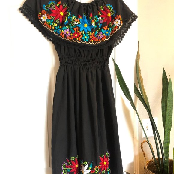 Beautiful, authentic, traditional Mexican dress - Picture 3 of 3